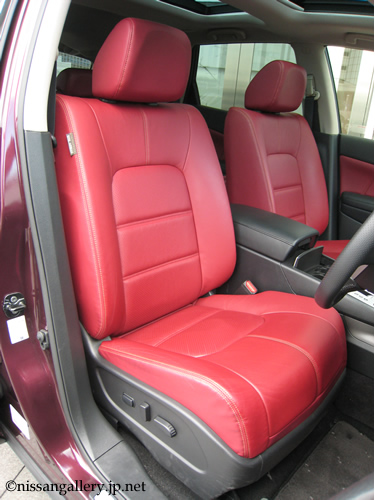 運転席と助手席にはシートヒーターも装備される。