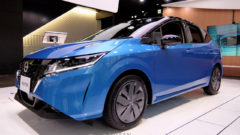 日産ノート(E13型) ボディカラーはビビッドブルー/スーパーブラック2トーン(#XEH)
