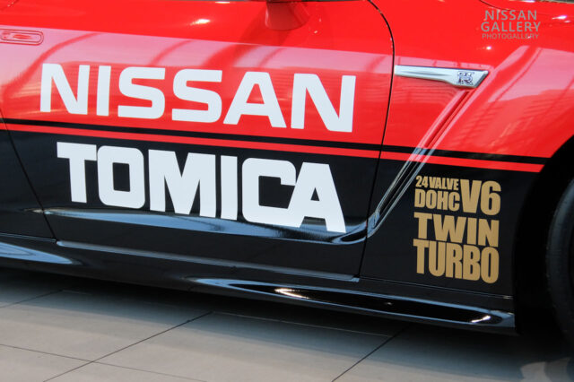 日産GT-R トミカ50周年記念仕様のボディサイドのカラーリング