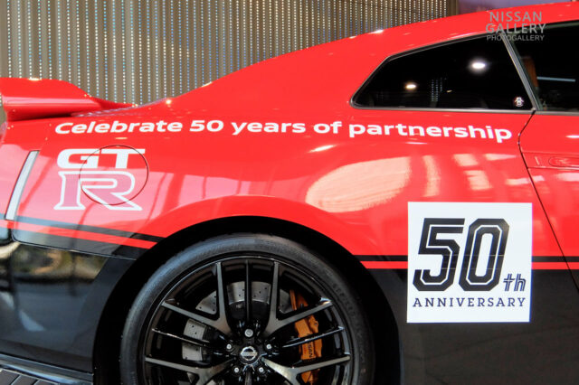 日産GT-R トミカ50周年記念仕様のリアフェンダーのカラーリング
