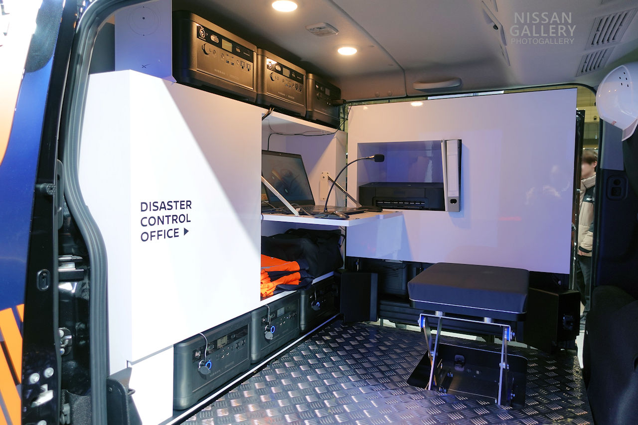 東京オートサロン2024 Disaster Support Mobile-Hubの車内