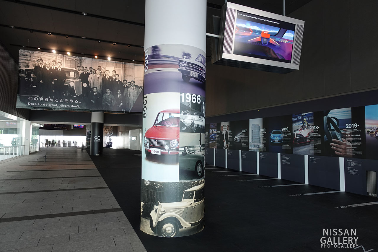 NISSANウォークでの日産自動車90周年の展示