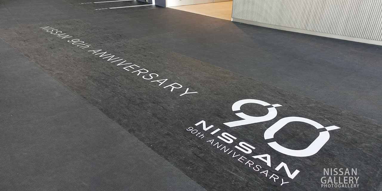 NISSANウォークでの日産自動車90周年の展示 90周年のロゴ